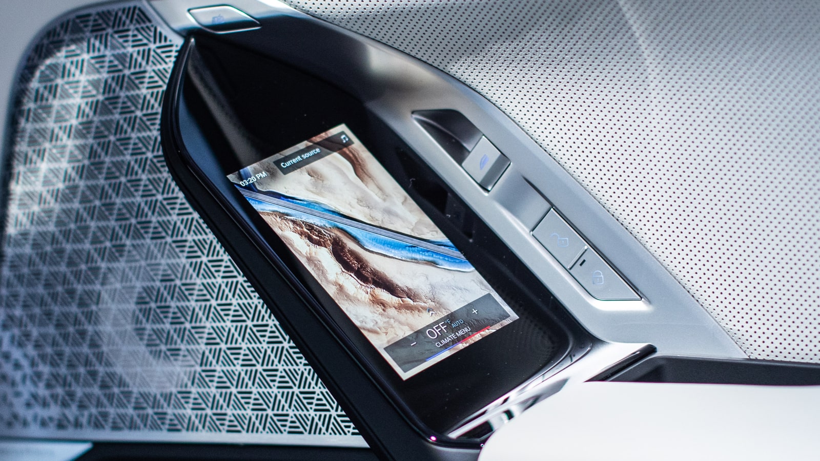 bmw-i7-arm-rest-interface-close